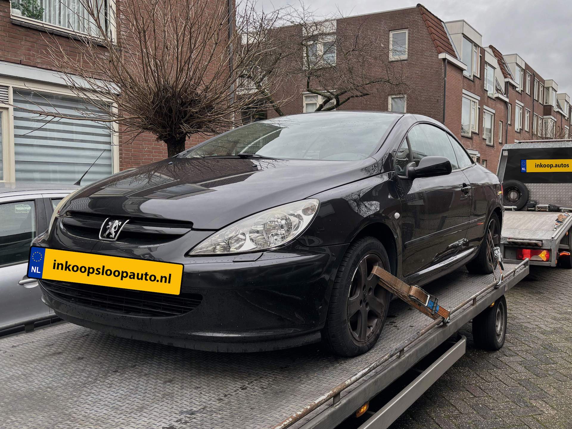 Inkoop.autos takelwagen met BMW op laadplatform